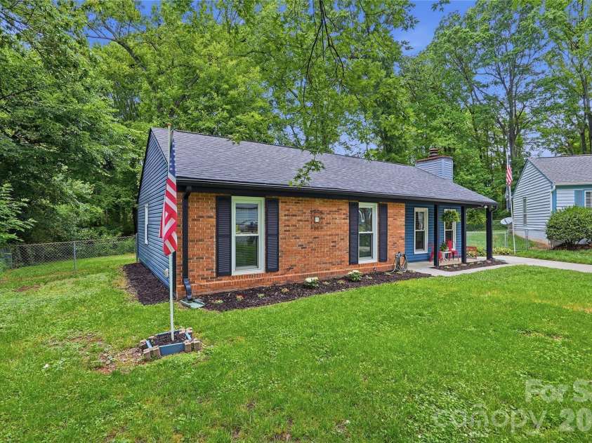 6804 Delta Lake Drive, Charlotte, NC 28215.  MLS# CAR4383596, YatesRealty ID 26621. 