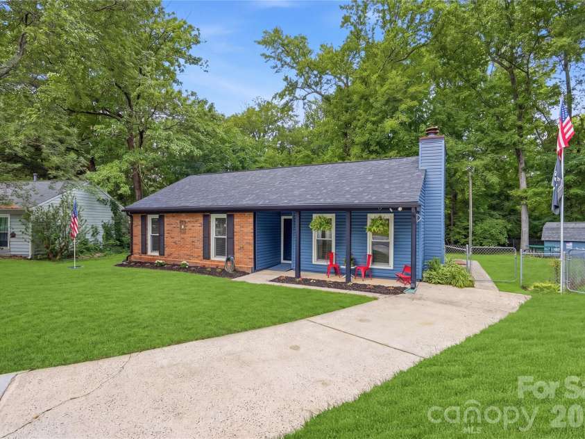 6804 Delta Lake Drive, Charlotte, NC 28215.  MLS# CAR4383596, YatesRealty ID 26621. 