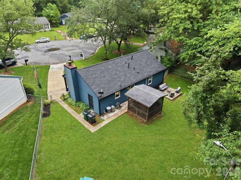 6804 Delta Lake Drive, Charlotte, NC 28215.  MLS# CAR4383596, YatesRealty ID 26621. 