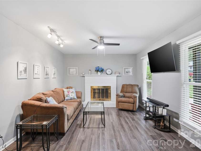 6804 Delta Lake Drive, Charlotte, NC 28215.  MLS# CAR4383596, YatesRealty ID 26621. Family Room