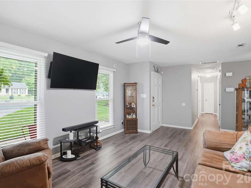 6804 Delta Lake Drive, Charlotte, NC 28215.  MLS# CAR4383596, YatesRealty ID 26621. Family Room