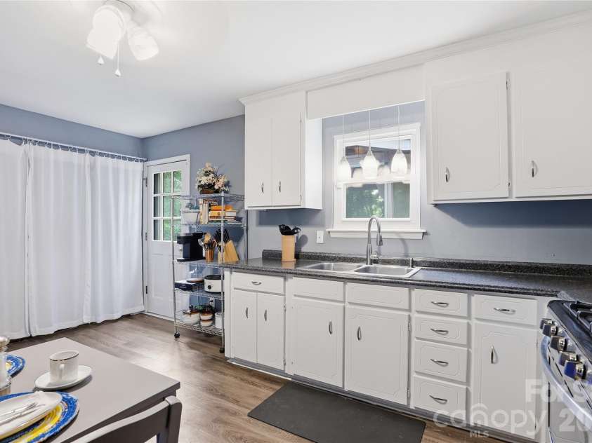 6804 Delta Lake Drive, Charlotte, NC 28215.  MLS# CAR4383596, YatesRealty ID 26621. Kitchen