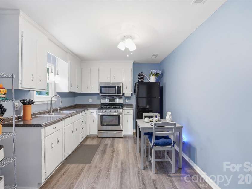 6804 Delta Lake Drive, Charlotte, NC 28215.  MLS# CAR4383596, YatesRealty ID 26621. Kitchen