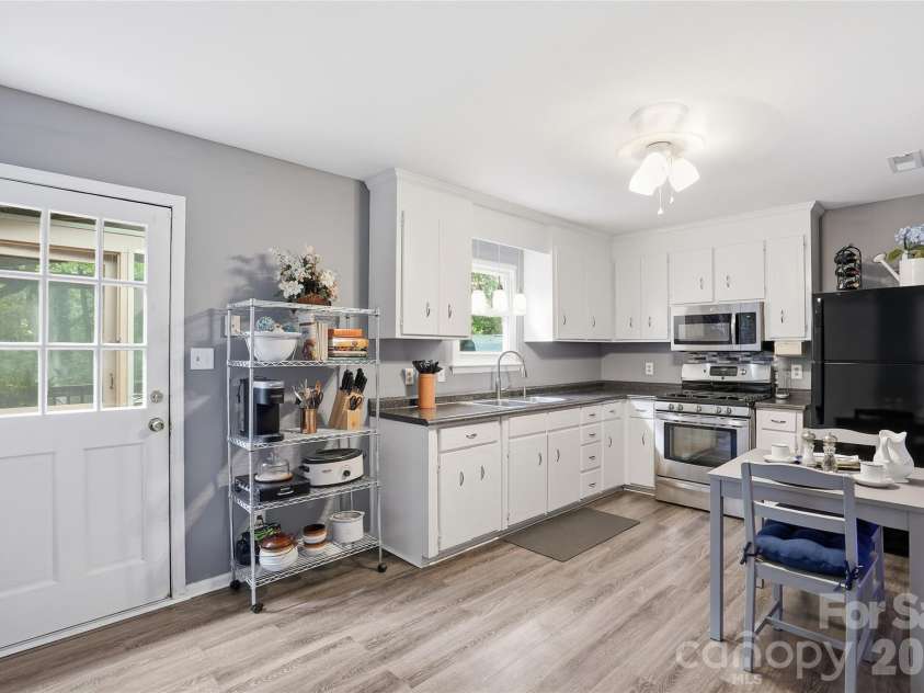 6804 Delta Lake Drive, Charlotte, NC 28215.  MLS# CAR4383596, YatesRealty ID 26621. Kitchen