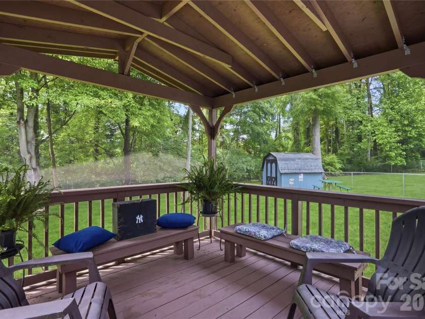 6804 Delta Lake Drive, Charlotte, NC 28215.  MLS# CAR4383596, YatesRealty ID 26621. Private screened in porch