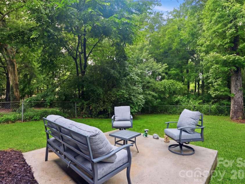 6804 Delta Lake Drive, Charlotte, NC 28215.  MLS# CAR4383596, YatesRealty ID 26621. Spacious outdoor concrete patio
