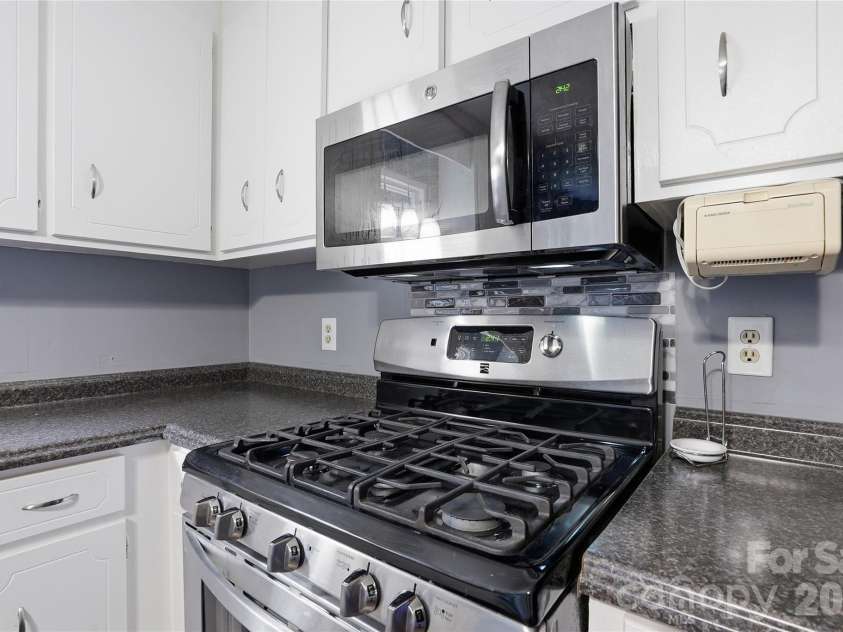 6804 Delta Lake Drive, Charlotte, NC 28215.  MLS# CAR4383596, YatesRealty ID 26621. Updated appliances