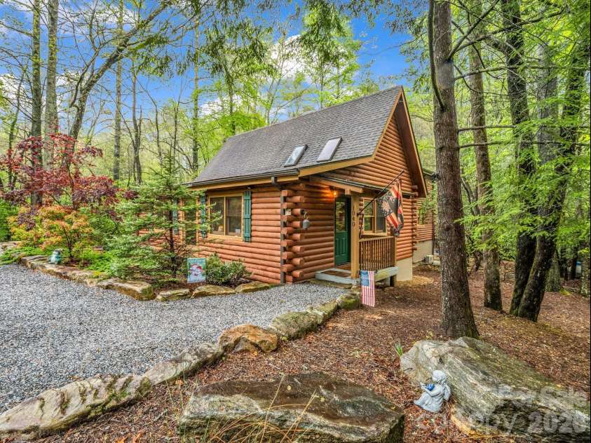 1040 Soquili Drive, Brevard, NC 28712.  MLS# CAR4353292, YatesRealty ID 26622. 
