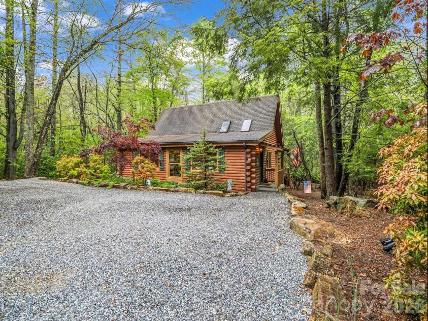 1040 Soquili Drive, Brevard, NC 28712.  MLS# CAR4353292, YatesRealty ID 26622. 
