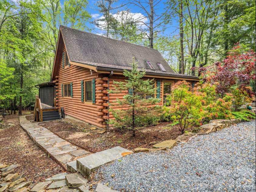 1040 Soquili Drive, Brevard, NC 28712.  MLS# CAR4353292, YatesRealty ID 26622. 