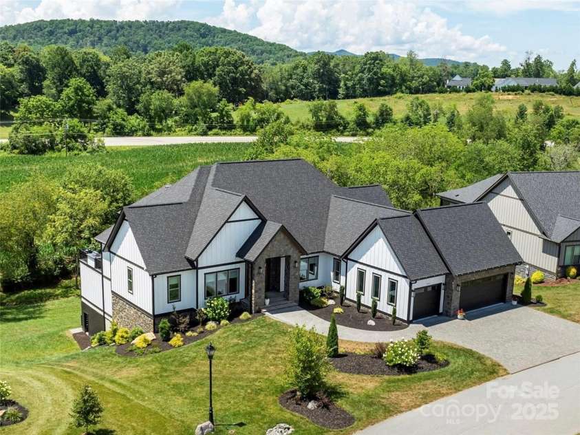 465 Daniel Circle Drive, Mills River, NC 28759.  MLS# CAR4310698, YatesRealty ID 26623. 