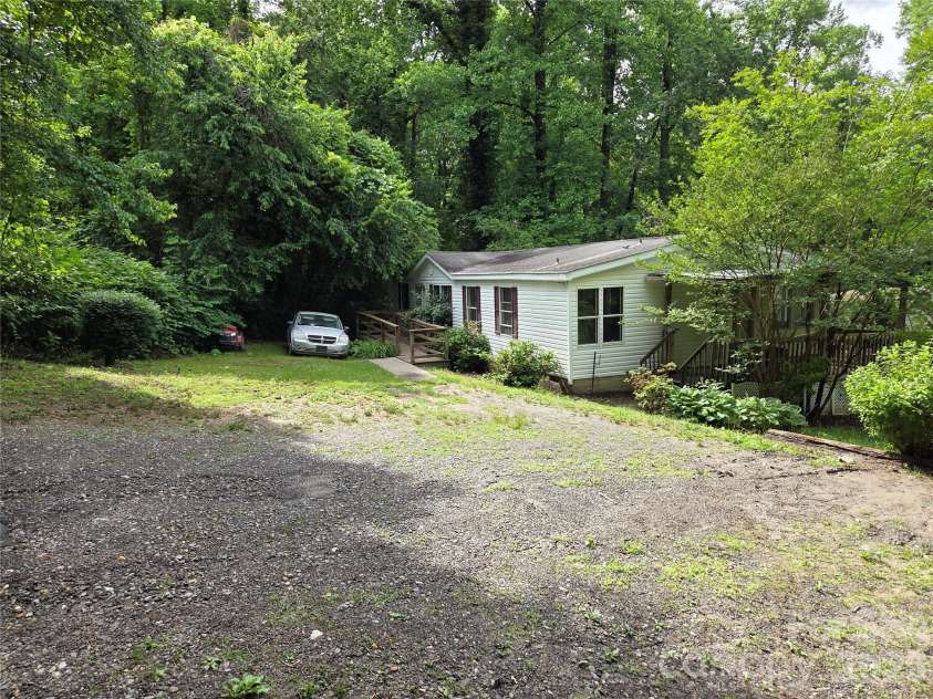 4 Boyer Drive, Black Mountain, NC 28711.  MLS# CAR4385462, YatesRealty ID 26625. Large driveway parking and turnaround