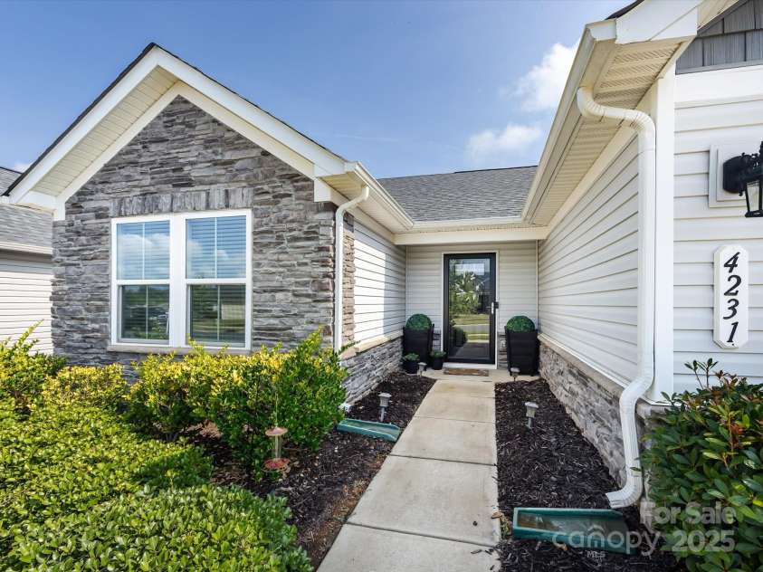 4231 Mackinnon Drive, Charlotte, NC 28214.  MLS# CAR4281520, YatesRealty ID 26625. 