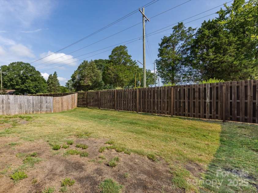 4231 Mackinnon Drive, Charlotte, NC 28214.  MLS# CAR4281520, YatesRealty ID 26625. 