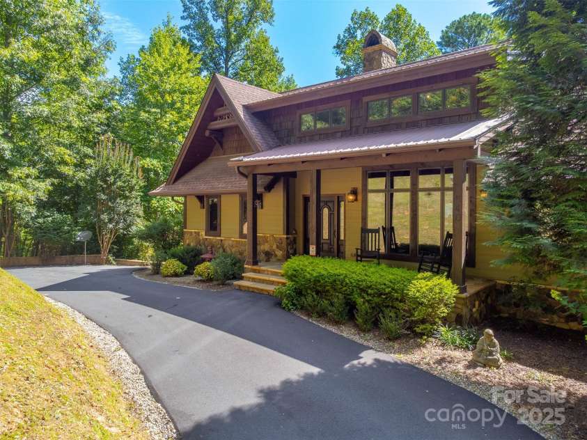 540 Rocky Bluff Drive, Bryson City, NC 28713.  MLS# CAR4283060, YatesRealty ID 26626. 