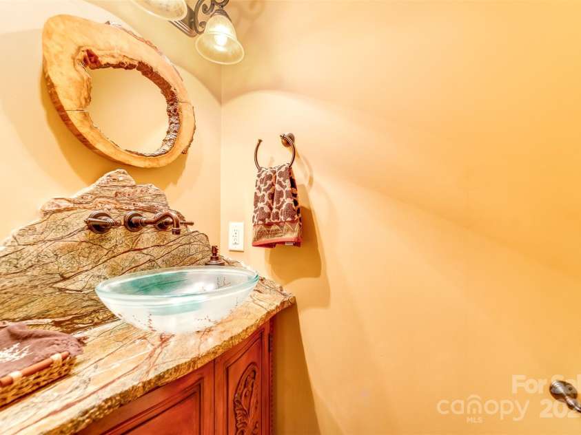 540 Rocky Bluff Drive, Bryson City, NC 28713.  MLS# CAR4283060, YatesRealty ID 26626. 