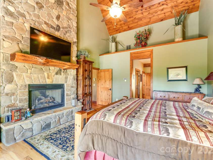 540 Rocky Bluff Drive, Bryson City, NC 28713.  MLS# CAR4283060, YatesRealty ID 26626. 