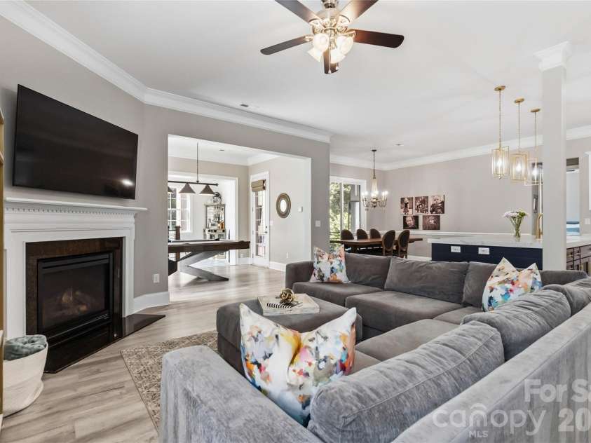 6526 Saint John Lane, Charlotte, NC 28210.  MLS# CAR4380627, YatesRealty ID 26626. 