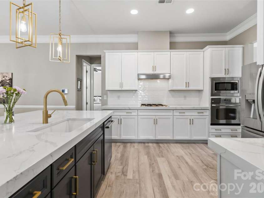 6526 Saint John Lane, Charlotte, NC 28210.  MLS# CAR4380627, YatesRealty ID 26626. 