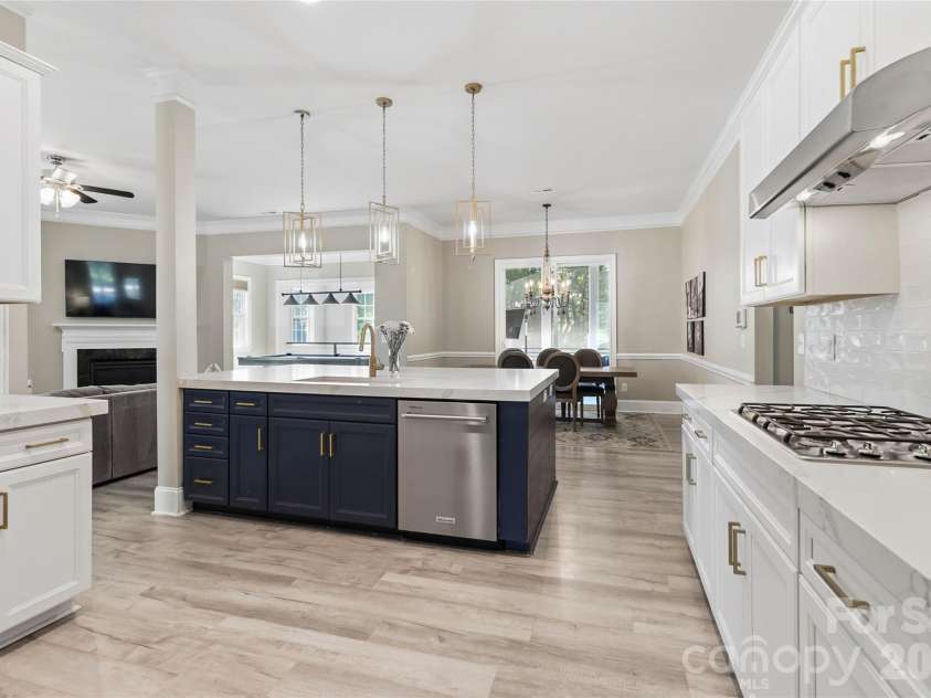 6526 Saint John Lane, Charlotte, NC 28210.  MLS# CAR4380627, YatesRealty ID 26626. 