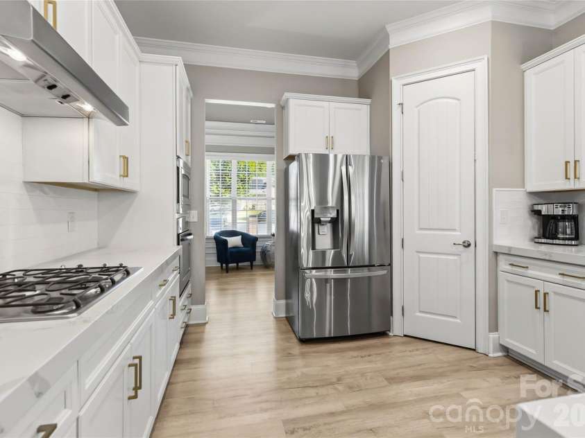 6526 Saint John Lane, Charlotte, NC 28210.  MLS# CAR4380627, YatesRealty ID 26626. 