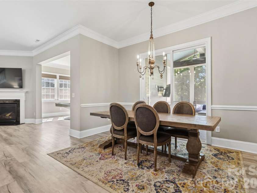 6526 Saint John Lane, Charlotte, NC 28210.  MLS# CAR4380627, YatesRealty ID 26626. Dining area off kitchen