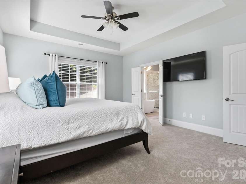 6526 Saint John Lane, Charlotte, NC 28210.  MLS# CAR4380627, YatesRealty ID 26626. Primary bedroom