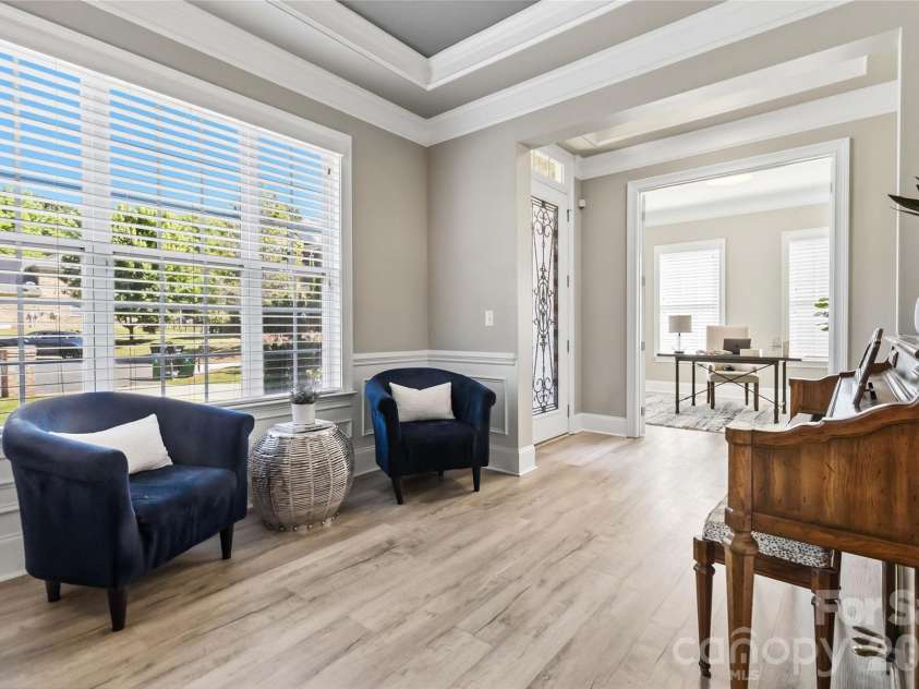 6526 Saint John Lane, Charlotte, NC 28210.  MLS# CAR4380627, YatesRealty ID 26626. Sitting area or dining room