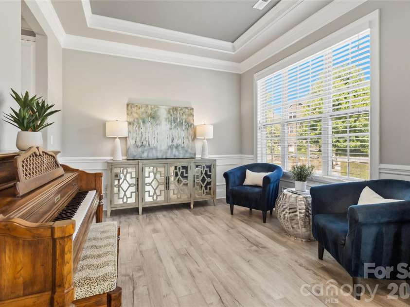 6526 Saint John Lane, Charlotte, NC 28210.  MLS# CAR4380627, YatesRealty ID 26626. Sitting area or dining room