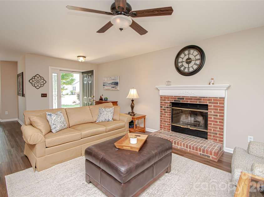 9301 Hanworth Trace Drive, Charlotte, NC 28277.  MLS# CAR4385450, YatesRealty ID 26628. 