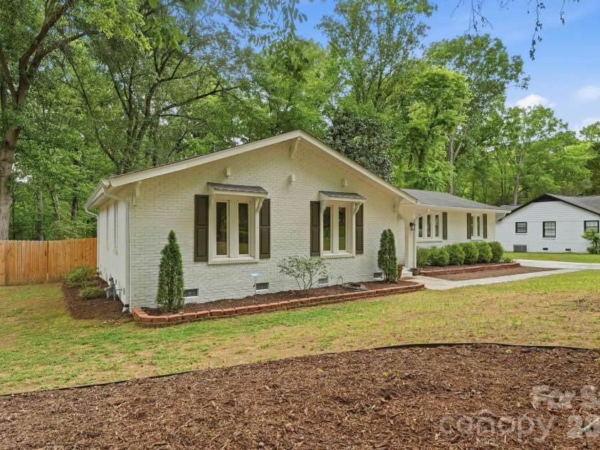 6535 Summerlin Place, Charlotte, NC 28226.  MLS# CAR4378322, YatesRealty ID 26632. 