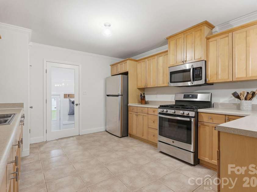 6535 Summerlin Place, Charlotte, NC 28226.  MLS# CAR4378322, YatesRealty ID 26632. 