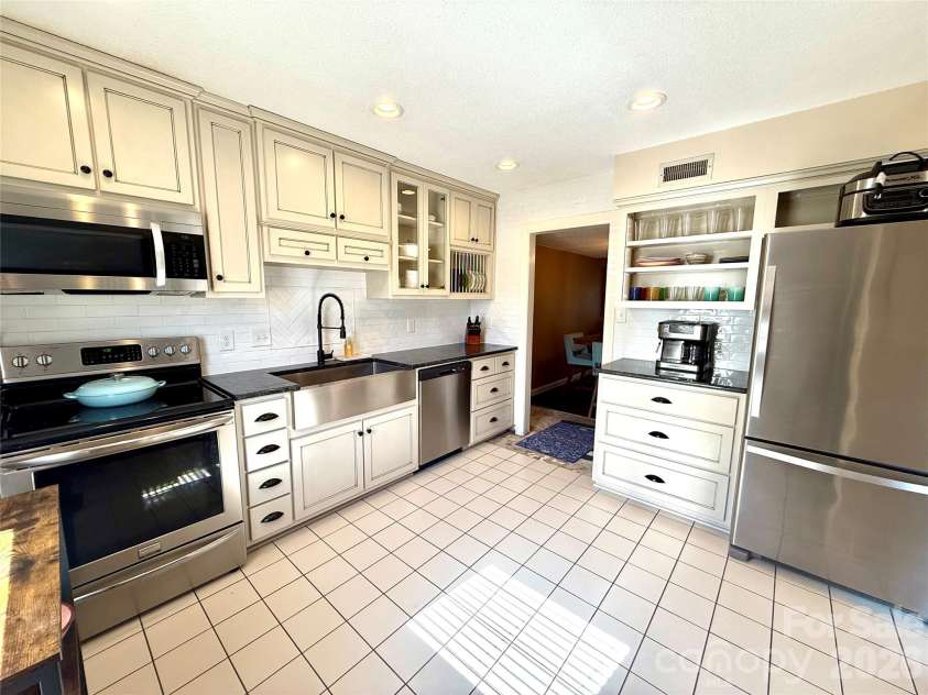 2705 North Center Street, Hickory, NC 28601.  MLS# CAR4379325, YatesRealty ID 26633. 