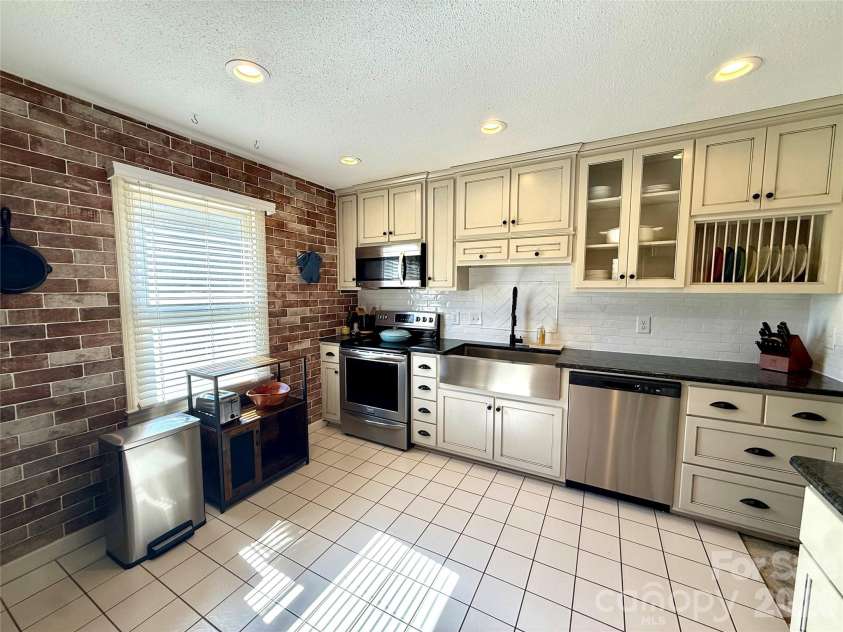 2705 North Center Street, Hickory, NC 28601.  MLS# CAR4379325, YatesRealty ID 26633. 