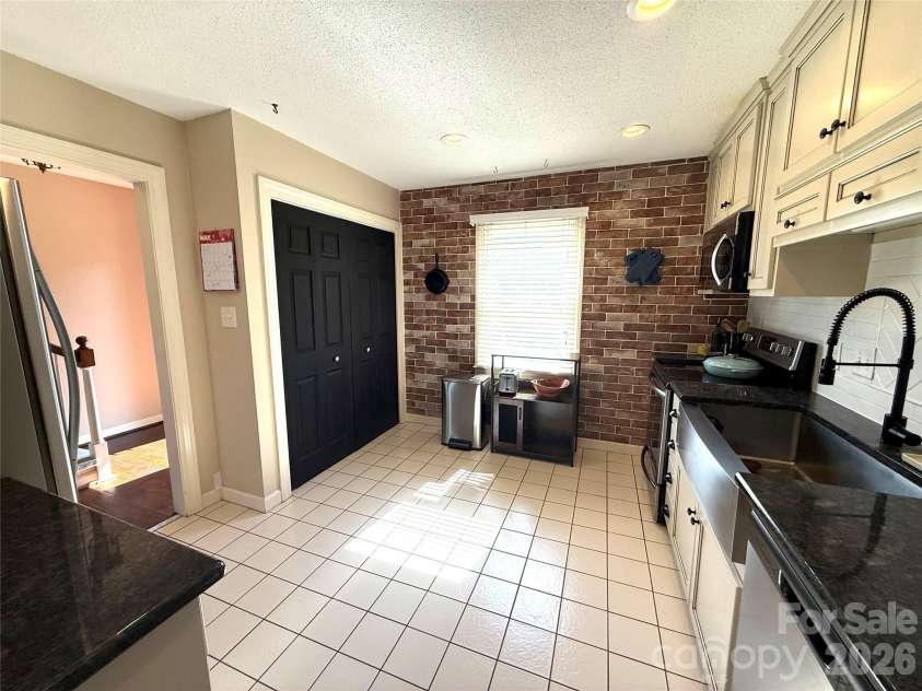 2705 North Center Street, Hickory, NC 28601.  MLS# CAR4379325, YatesRealty ID 26633. 