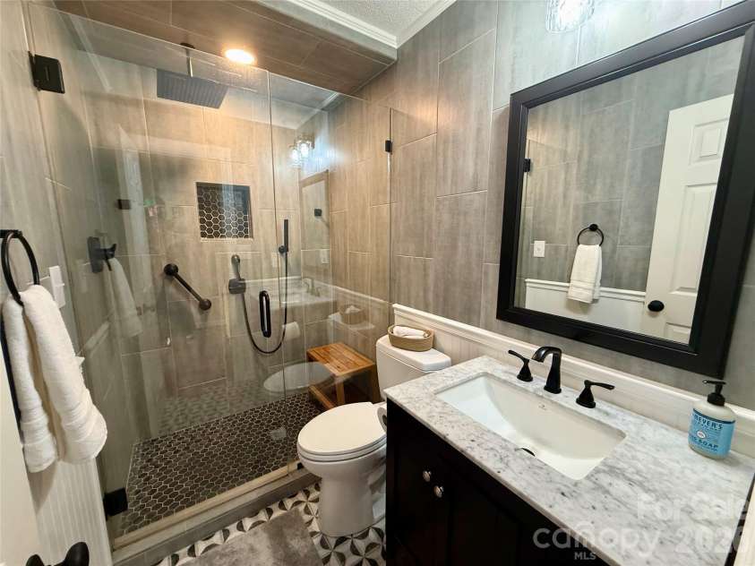 2705 North Center Street, Hickory, NC 28601.  MLS# CAR4379325, YatesRealty ID 26633. 