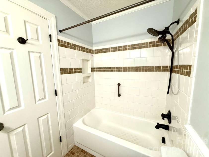 2705 North Center Street, Hickory, NC 28601.  MLS# CAR4379325, YatesRealty ID 26633. 