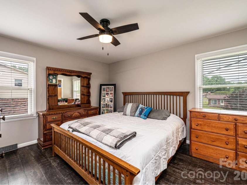 3231 25th Street, Hickory, NC 28601.  MLS# CAR4375947, YatesRealty ID 26638. 