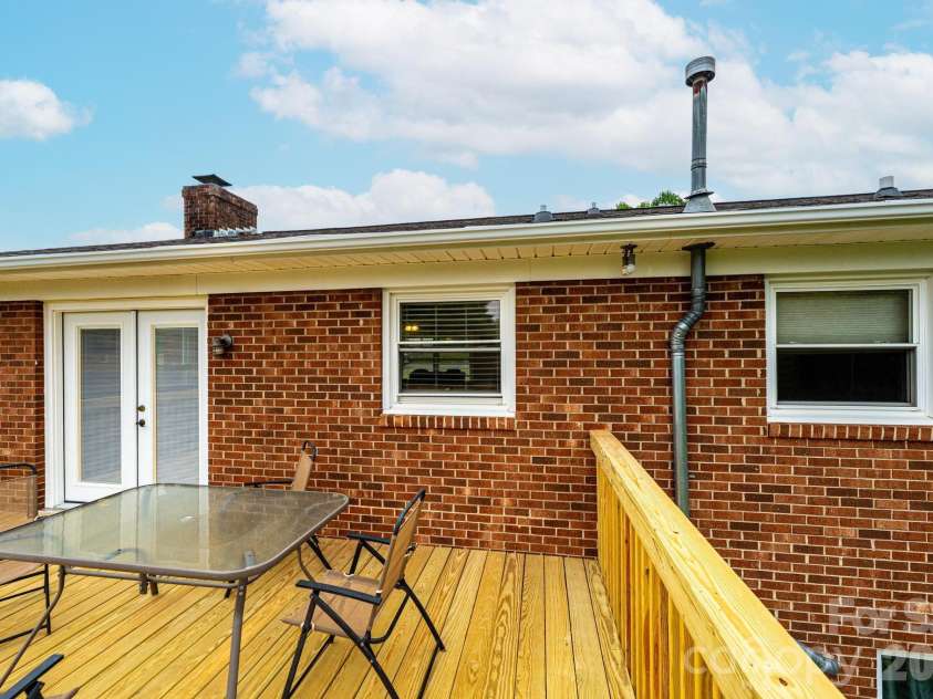 3231 25th Street, Hickory, NC 28601.  MLS# CAR4375947, YatesRealty ID 26638. 