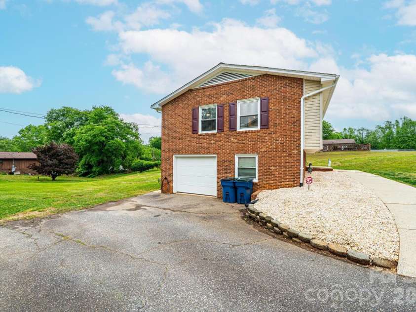 3231 25th Street, Hickory, NC 28601.  MLS# CAR4375947, YatesRealty ID 26638. 