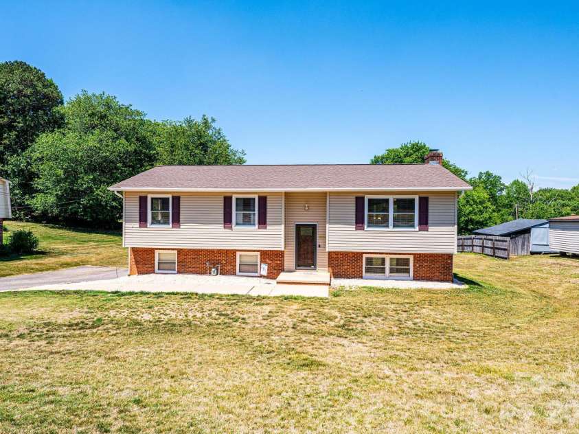 3231 25th Street, Hickory, NC 28601.  MLS# CAR4375947, YatesRealty ID 26638. 