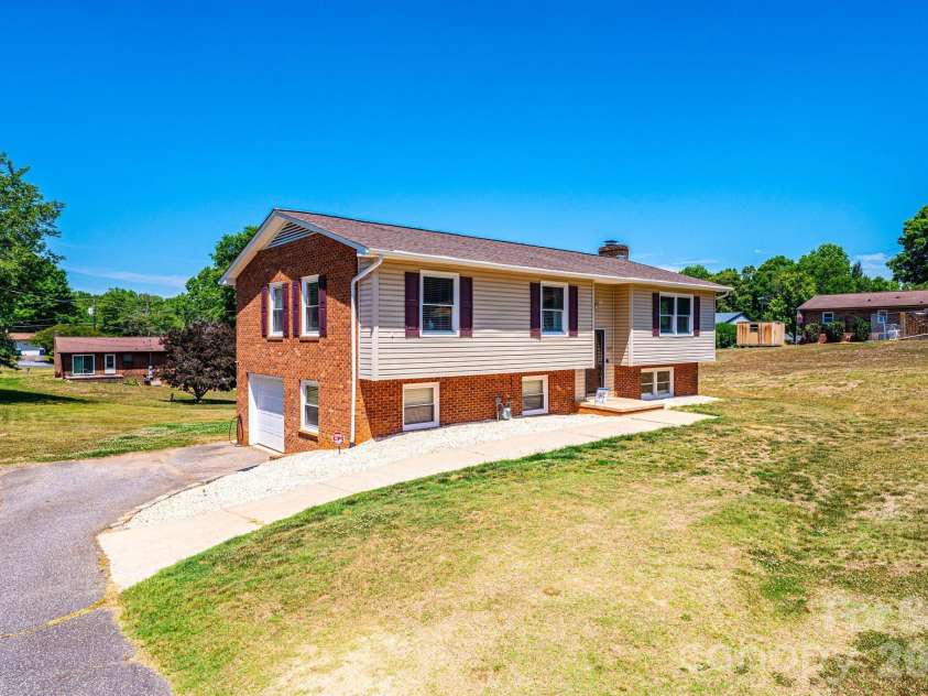 3231 25th Street, Hickory, NC 28601.  MLS# CAR4375947, YatesRealty ID 26638. 