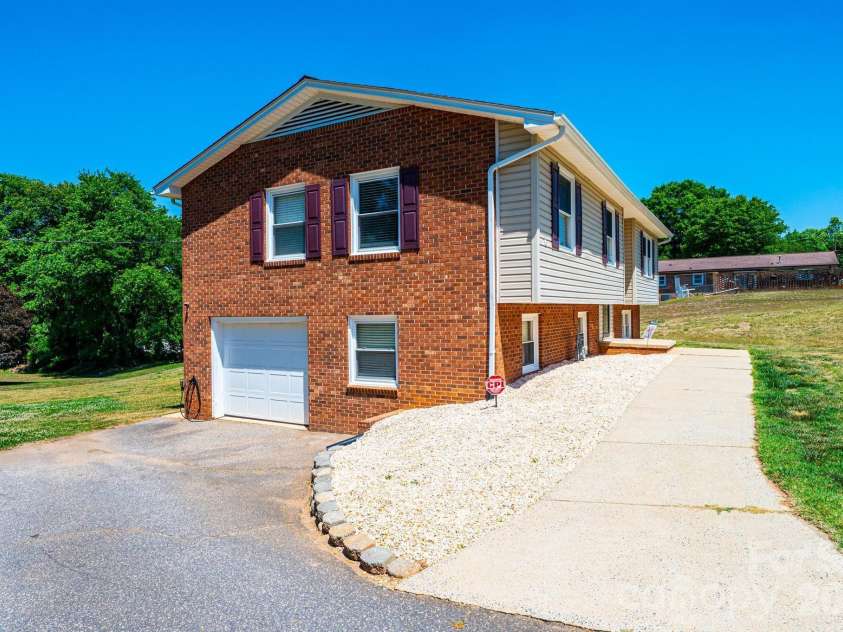 3231 25th Street, Hickory, NC 28601.  MLS# CAR4375947, YatesRealty ID 26638. 