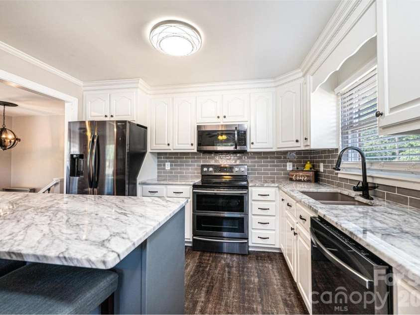 3231 25th Street, Hickory, NC 28601.  MLS# CAR4375947, YatesRealty ID 26638. 