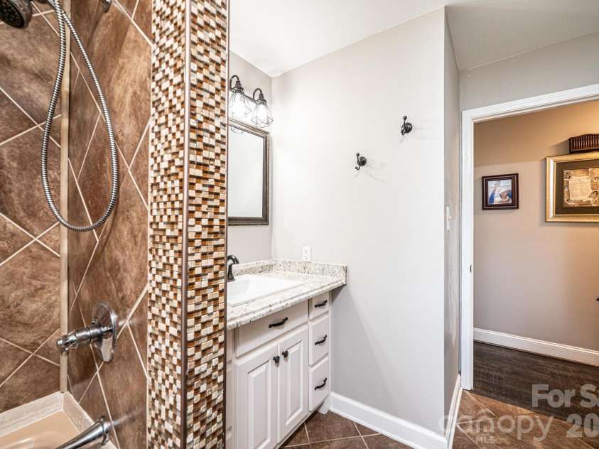3231 25th Street, Hickory, NC 28601.  MLS# CAR4375947, YatesRealty ID 26638. 