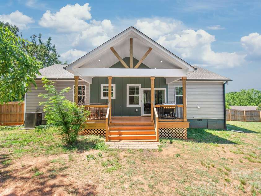 116 Damon Drive, Shelby, NC 28150.  MLS# CAR4375356, YatesRealty ID 26639. Deck and fenced backyard