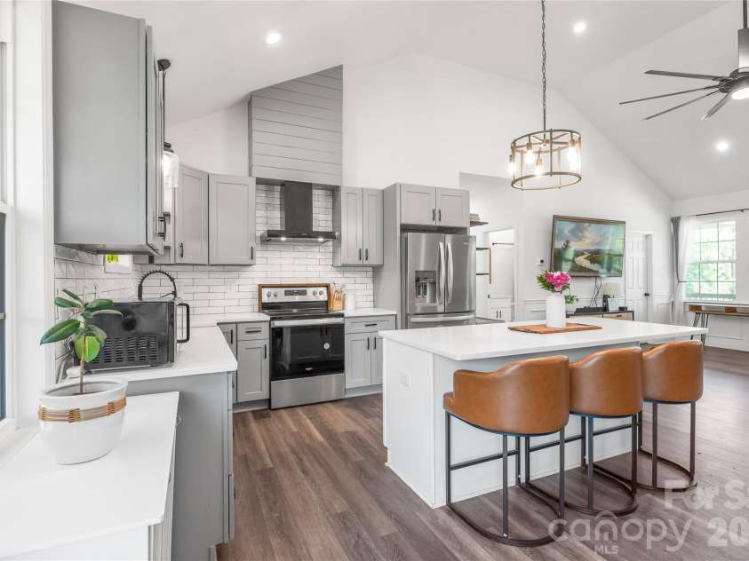 116 Damon Drive, Shelby, NC 28150.  MLS# CAR4375356, YatesRealty ID 26639. Gorgeous counters and tile backsplash