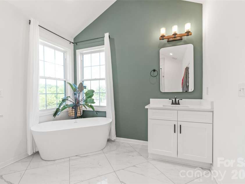 116 Damon Drive, Shelby, NC 28150.  MLS# CAR4375356, YatesRealty ID 26639. Primary bathroom with soaking tub