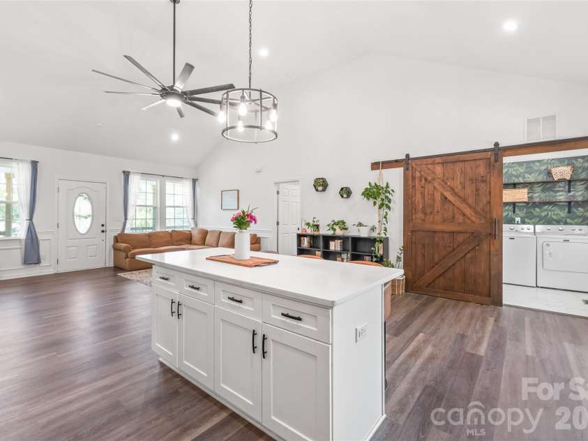 116 Damon Drive, Shelby, NC 28150.  MLS# CAR4375356, YatesRealty ID 26639. You will LOVE this kitchen