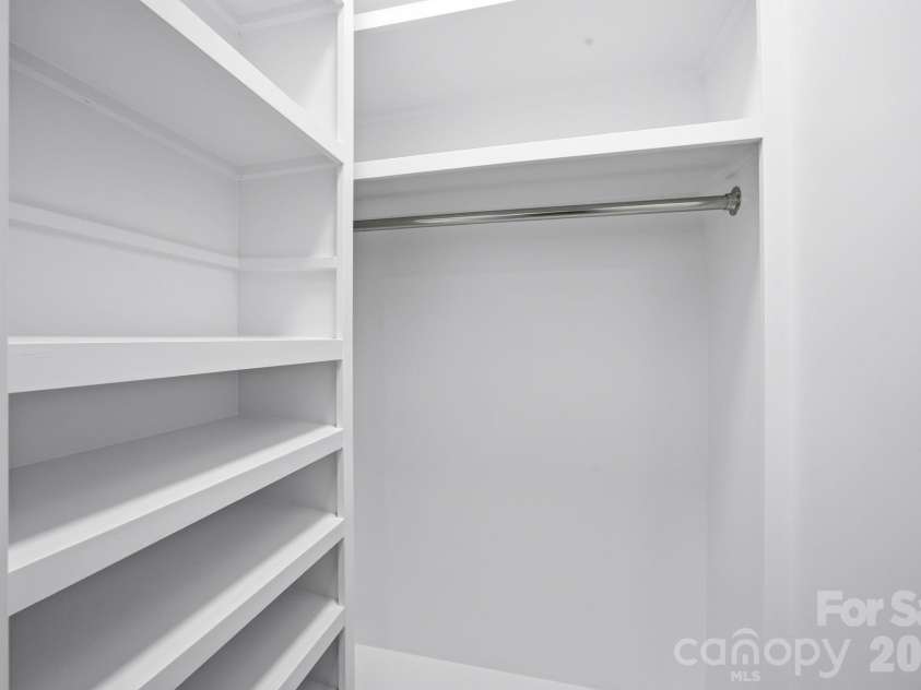 3800 Freedom Drive, Charlotte, NC 28208.  MLS# CAR4370408, YatesRealty ID 26642. 